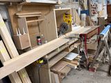 Dans un atelier, plusieurs morceaux de bois sont empilés les uns sur les autres
