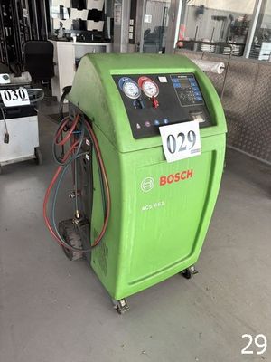 une machine verte qui se trouve dans une pièce