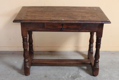 une petite table en bois surmontée d'un tiroir