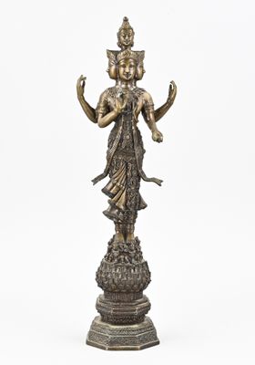 une statue en bronze représentant une femme tenant une fleur, posée sur un socle
