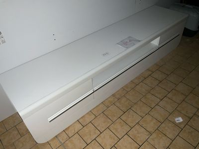 une photo d'un réfrigérateur blanc dans une cuisine