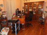 une photo d'un bureau à domicile avec un bureau et une chaise