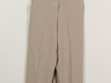 un gros plan sur un pantalon beige suspendu à un cintre