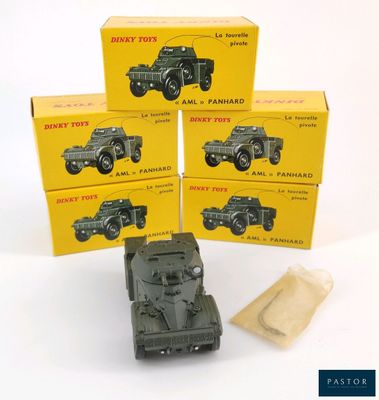 trois jouets représentant des véhicules militaires, présentés dans leurs boîtes, posés sur une surface blanche