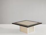 une table en noir et blanc avec un plateau carré en verre posé sur un piètement blanc
