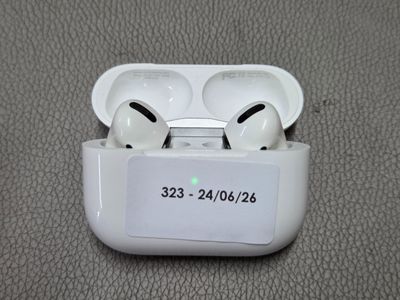une paire d'AirPods posée sur une table