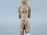 une image représentant la statue d'un homme portant une étiquette sur la poitrine