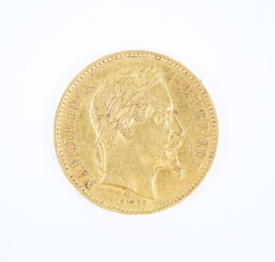 gros plan d'une pièce d'or sur une surface blanche