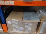 de nombreuses boîtes sur les étagères du magasin