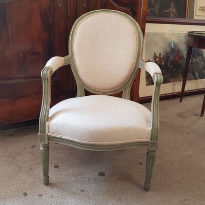 une chaise placée devant une armoire