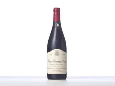 une bouteille de vin posée sur une table