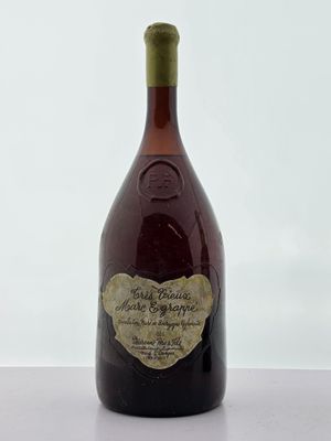 une bouteille de vin posée sur une table
