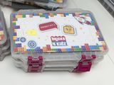 deux boîtes en plastique ornées de Lego, posées sur une table