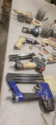 de nombreux outils posés sur une table