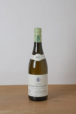 une bouteille de vin posée sur une table en bois