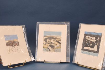 trois photos encadrées représentant des personnes sur un fond bleu