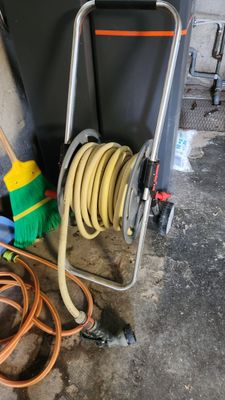 Des tuyaux sont empilés sur un chariot dans un garage