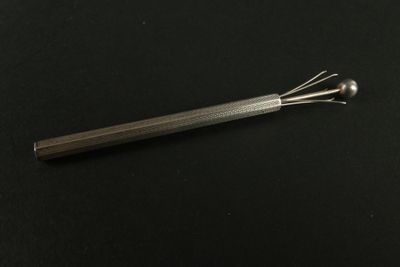 un gros plan d'une cuillère en métal posée sur une surface noire