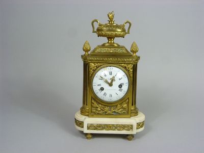 Pendule borne en marbre blanc et bronze doré, le cadran émai…