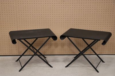Paire de tables d'appoint pliantes en métal.