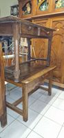 Deux tables rustiques d'époque XIXe siècle, ouvrant sur un t…