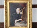 un tableau représentant une femme tenant une harpe posée sur une étagère