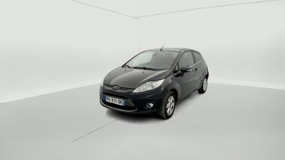 Ford Karryn dans une pièce blanche avec une voiture noire