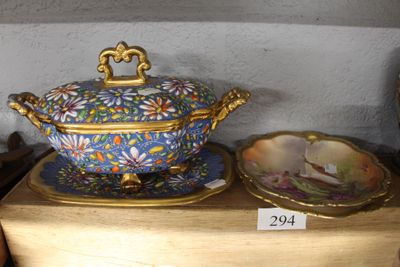 de nombreux objets décoratifs exposés dans un magasin