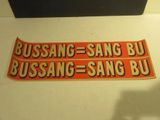 deux pancartes accrochées au mur sur lesquelles on peut lire « bussing sang du russang sang du »