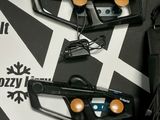 un sac noir et une paire d'outils à main noirs et orange
