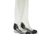 des bottes de pluie transparentes à semelles noires sur fond blanc