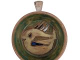 pendentif en céramique marron et vert, orné d'un oiseau au niveau du cou