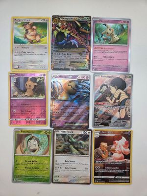 beaucoup de cartes pokemon sur la table