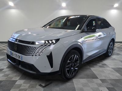 le suv blanc est garé sur le sol en damier d'une pièce
