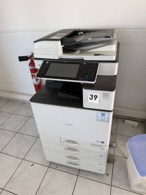 une imprimante placée au-dessus d'une armoire