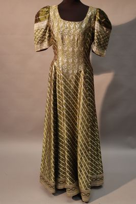 une robe dorée sur un mannequin, un mannequin, un mannequin, un mannequin, un mannequin, un mannequin, un mannequin, un mannequin, un mannequin