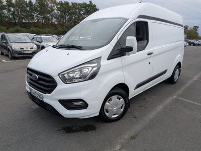 la camionnette blanche est garée dans un parking avec d'autres voitures