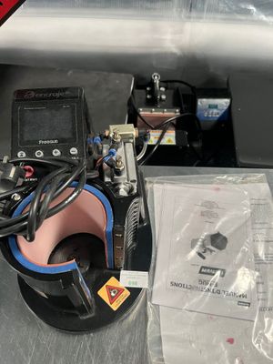 une machine posée sur une table à côté d'un sac