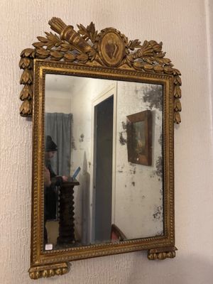 Miroir d'époque Louis XVI en bois sculpté et doré, la partie supérieur