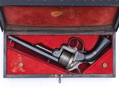 un pistolet qui se trouve dans un étui posé sur une table