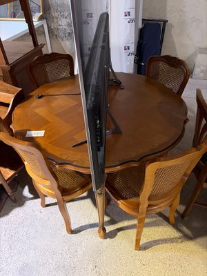 un téléviseur posé sur une table en bois