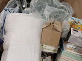 un carton rempli de nombreux objets et une chaise