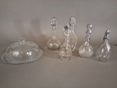 cinq carafes en verre et une cloche en verre posées sur une table