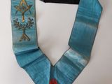 une image représentant un collier bleu orné d'une étoile dorée