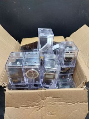 une boîte en carton contenant tout un tas d'appareils électroniques