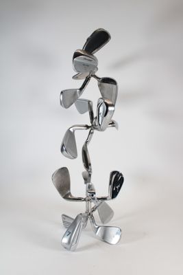 une sculpture métallique représentant des clubs de golf