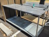 une table posée au milieu d'un parking