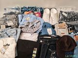 un tas de vêtements et d'autres objets par terre