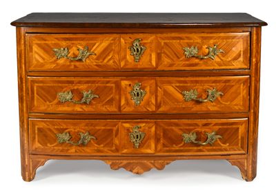 une commode en bois avec de nombreux tiroirs