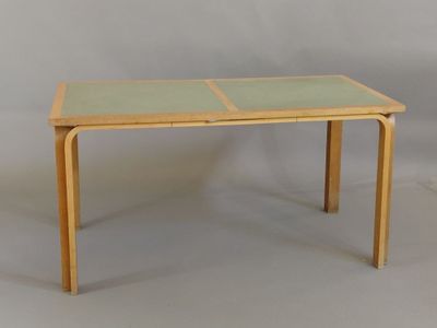 une petite table avec un plateau en verre sur fond blanc